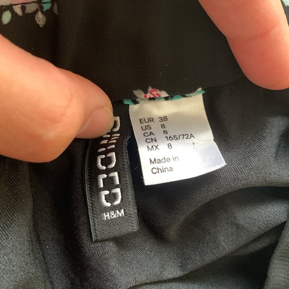 Cute sheet floral skirt. H&M size 8. Has a liner that comes to mid thigh - Picture 2 of 2